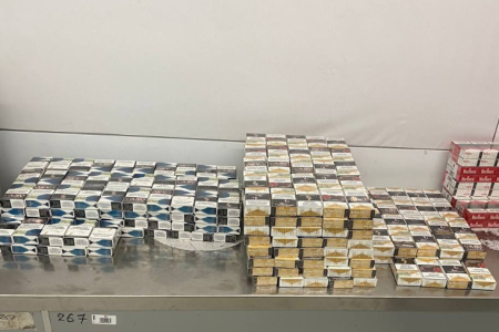 Și-a umplut bagajul cu peste 8.000 de țigarete și intenționa să le transporte ilegal în Irlanda