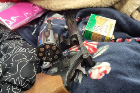 FOTO/ Un revolver încărcat, descoperit pe Aeroportul Chișinău în bagajul unui cetățean străin