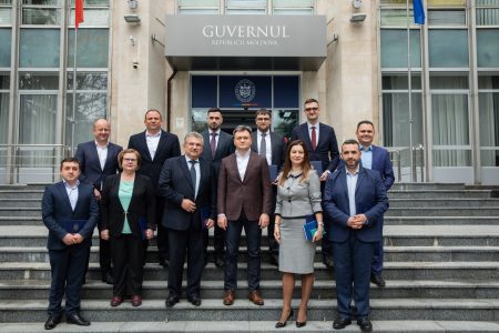 Dorin Recean a premiat cu diplome echipa care a lucrat pentru întoarcerea Aeroportului Chișinău