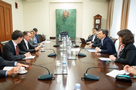Aprofundarea relațiilor moldo-franceze, discutată de premierul Dorin Recean cu oficialul francez, Renaud Muselier