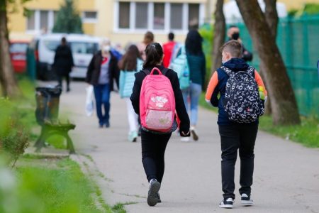 8.000 de elevi din familii defavorizate vor beneficia de sprijin financiar în contextul începerii noului an de studii