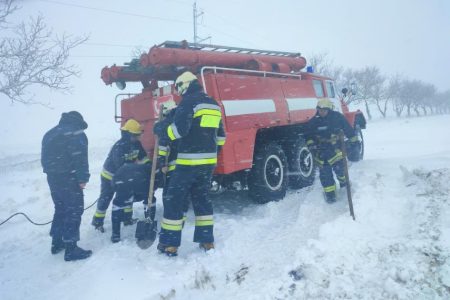 VIDEO/ Salvatorii au intervenit în nordul țării pentru a debloca autovehiculele blocate în zăpadă
