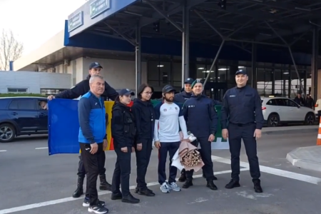 VIDEO/ Sportivul Victor Ciobanu, întâmpinat cu muzică de fanfară și flori la frontieră