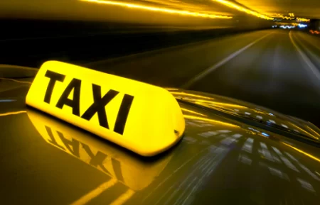 Aplicațiile de taxi vor trebui să prezinte date privind toate mașinile implicate în transportarea pasagerilor