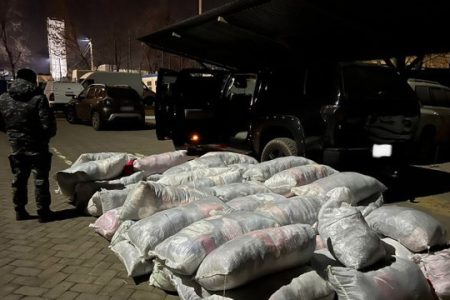 VIDEO/ Schemă de introducere prin contrabandă și comercializare a mărfurilor în valoare de peste 4 milioane lei, destructurată de către Serviciul Vamal