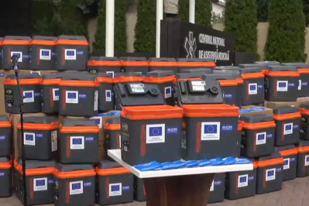 CNAMUP a recepționat 300 de genți frigorifice pentru transportarea medicamentelor oferite de OIM