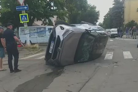 VIDEO/ O mașină s-a răsturnat în urma impactului cu un alt vehicul. Șoferița a ajuns la spital