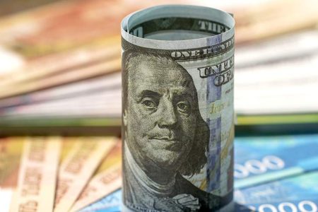 În Rusia, un dolar a ajuns să coste peste 100 de ruble