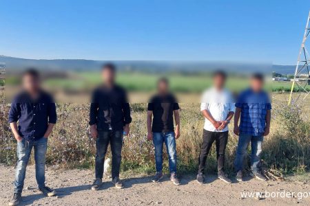Cinci cetățeni din Bangladesh și un cetățean al Indiei, reținuți pentru organizarea migrației ilegale
