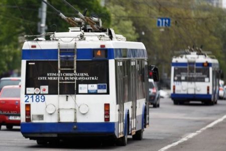 Un copil venit în vacanță, scos afară de conductoarea unui troleibuz, pe motiv că băiatul nu i-a putut răspunde în rusă