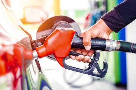 Vești bune pentru șoferi! ANRE anunță o nouă ieftinire a carburanților