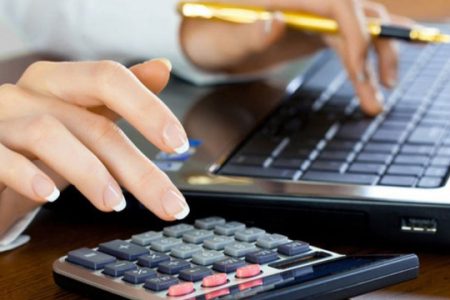 Propunere legislativă. Pensionarii care continuă să activeze în câmpul muncii ar putea fi exceptați de la plata contribuțiilor sociale