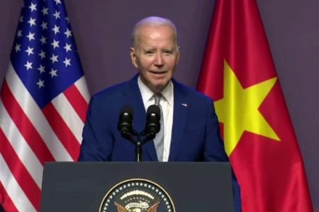 VIDEO/ Joe Biden şi-a pierdut firul discursului în timpul unei conferinţe de presă la Hanoi, iar purtătoarea sa de cuvânt l-a întrerupt brusc
