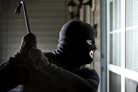 I-a furat unui bărbat 100 de euro și s-a făcut nevăzut. Un tânăr de 21 de ani, reținut