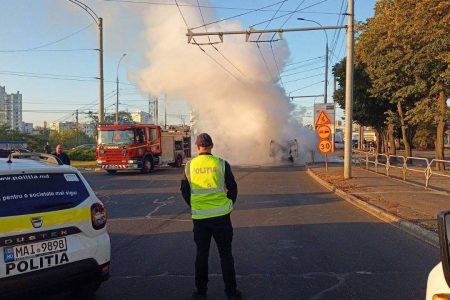 O mașină cu instalație de gaz a luat foc în capitală