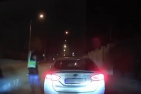 VIDEO/ A încercat efectiv să-l calce pe un polițist. Un bărbat, reținut pentru tentativă de omor