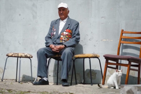 VIDEO/ Veteran din Costești: „Războiul aduce numai distrugere, moarte de oameni și sărăcia sărăciei”