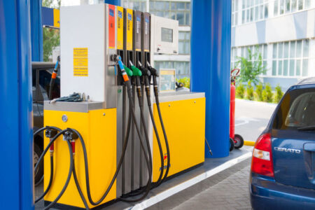 Încă o zi cu vești bune pentru șoferi. Carburanții continuă să se ieftinească