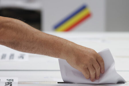 Alegătorii care vor pretinde sau vor accepta mită electorală, personal sau prin intermediari, vor fi sancționați