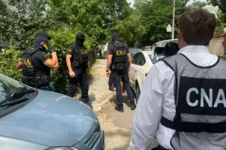 Au încercat să soluționeze un dosar penal pornit pe viol cu 4000 de euro. Un ofițer de investigații și alți doi complici, reținuți
