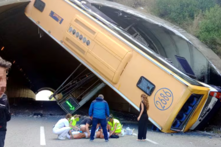 Un autobuz s-a răsturnat la intrarea într-un tunel, în Spania