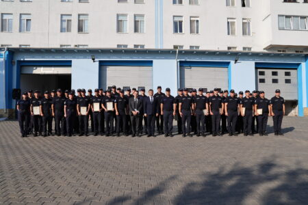 VIDEO/ Pompierii moldoveni, detașați în Grecia, au revenit în țară. Aceștia au fost menționați cu diplome de onoare
