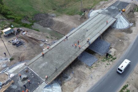 Reconstrucția podului peste rîul Răut, situat pe drumul național R12, este finalizată în proporție de 80 la sută