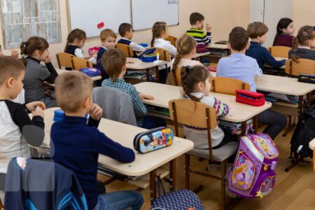 8.000 de elevi din familii defavorizate din Capitală vor primi a câte 700 de lei, pentru a se pregăti de noul an de studii