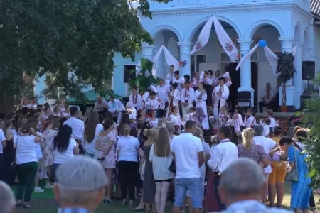 VIDEO/ În cort, cu staroste și toate tradițiile în capul mesei. În satul Pociumbăuți din raionul Rîșcani s-a jucat o nuntă ca pe timpuri