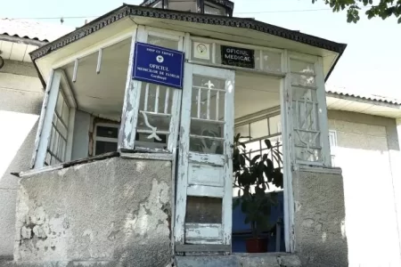 VIDEO/ Oficiul Medicilor de Familie din satul Gordinești, raionul Edineț este într-o stare deplorabilă. Cupola de la intrare poate să se prăbușească în orice moment