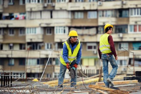 VIDEO/ Locuitorii unui bloc din Bălți riscă să rămână fără lumină din cauza unei noi construcții