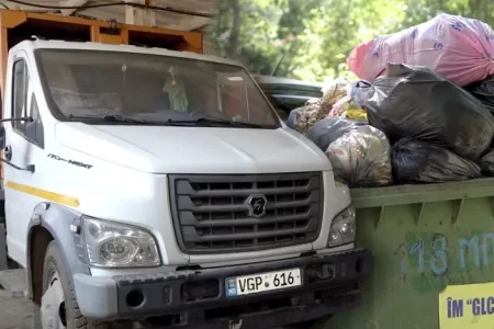 VIDEO/ Situație critică la Direcția Reparații și Construcții Drumuri din Bălți. Întreprinderea se confruntă cu lipsa utilajului de transportare a gunoiului