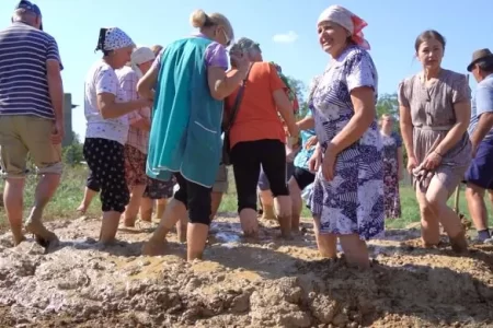VIDEO/ Tradițiile și obiceiurile strămoșești, păstrate la Sofia. Localnicii s-au adunat la clacă