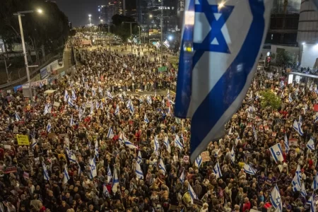 Mii de manifestanți s-au adunat luni noaptea în fața casei private a lui Benjamin Netanyahu din centrul Ierusalimului