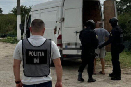 VIDEO/ I-a luat la muncă și nu le-a dat salarii timp de aproape un an. Un bărbat de 65 de ani, reținut
