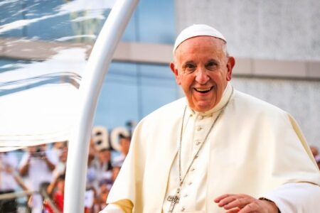 Papa Francisc și-a început călătoria-maraton în Asia-Pacific