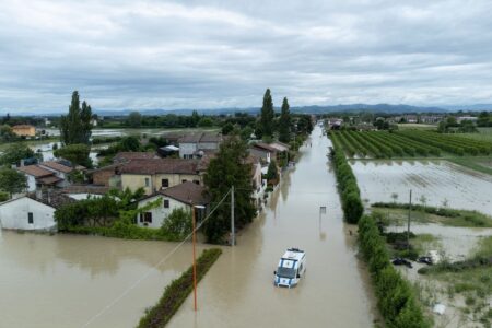 Un val de furtuni violente și ploi torențiale s-a abătut asupra nordului Italiei. Cel puțin două poduri s-au prăbușit