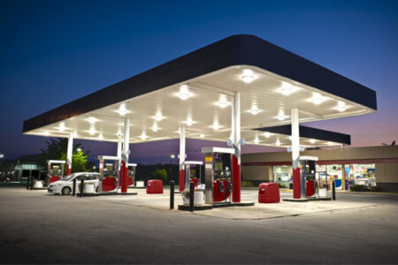 După o perioadă îndelungată de scăderi semnificative, benzina și motorina se scumpesc un pic