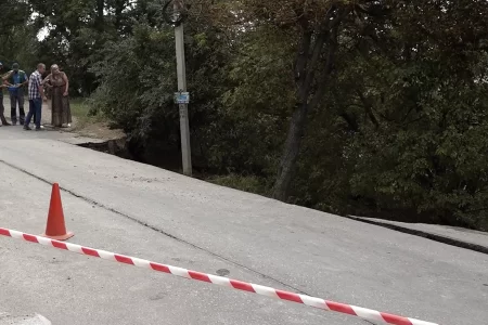 VIDEO/ O porțiune de drum de pe strada Sfântul Nicolae din municipiul Bălți s-a prăbușit în urma unei alunecări de teren