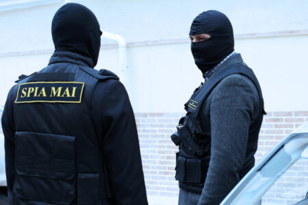 Un grup criminal organizat, specializat în migrația ilegală, a fost destructurat de oamenii legii