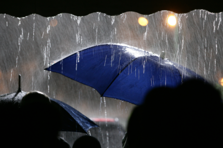 Vremea se mai încălzește, însă nu scăpăm de precipitații