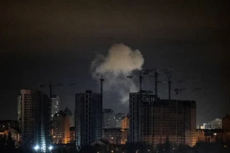 Rusia a atacat capitala ucraineană Kiev cu mai multe valuri de drone, deteriorând clădiri rezidențiale și rănind cel puțin un civil