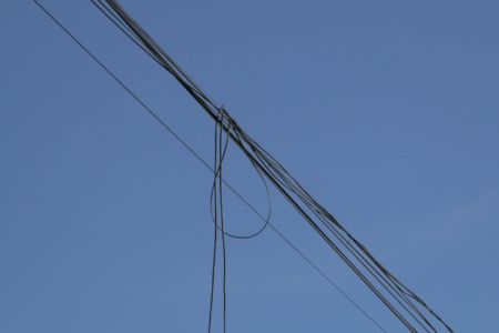 Locuitorii unei străzi din satul Săiți din raionul Căușeni se plâng că, la fiecare bătaie de vânt rămân, fără curent electric