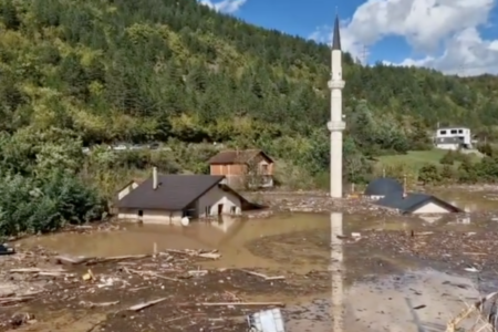 Voluntarii din Bosnia curăță lacul Jablanica după inundațiile devastatoare