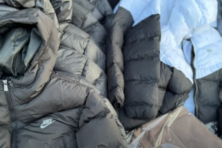 VIDEO/ Captură semnificativă de articole vestimentare contrafăcute și fără acte, în valoare de peste 200 de mii de lei