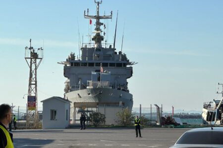 O navă a marinei italiene cu migranți a ajuns în portul albanez