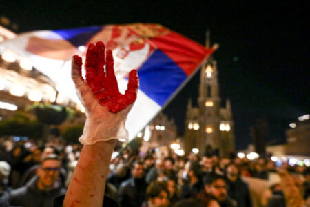Proteste violente în Serbia. Motivul ar fi prăbușirea unei copertine de beton la gară, care a ucis 14 persoane