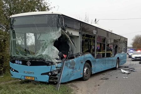 Grav accident la Tohatin. Un microbuz s-a ciocnit cu un autobuz de rută
