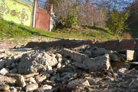 VIDEO/ Nici ambulanța nu poate ajunge la ei. Locuitorii unei străzi din orașul Căușeni au un drum impracticabil