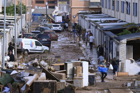 Spania: Terenurile de fotbal, pline cu mașini distruse